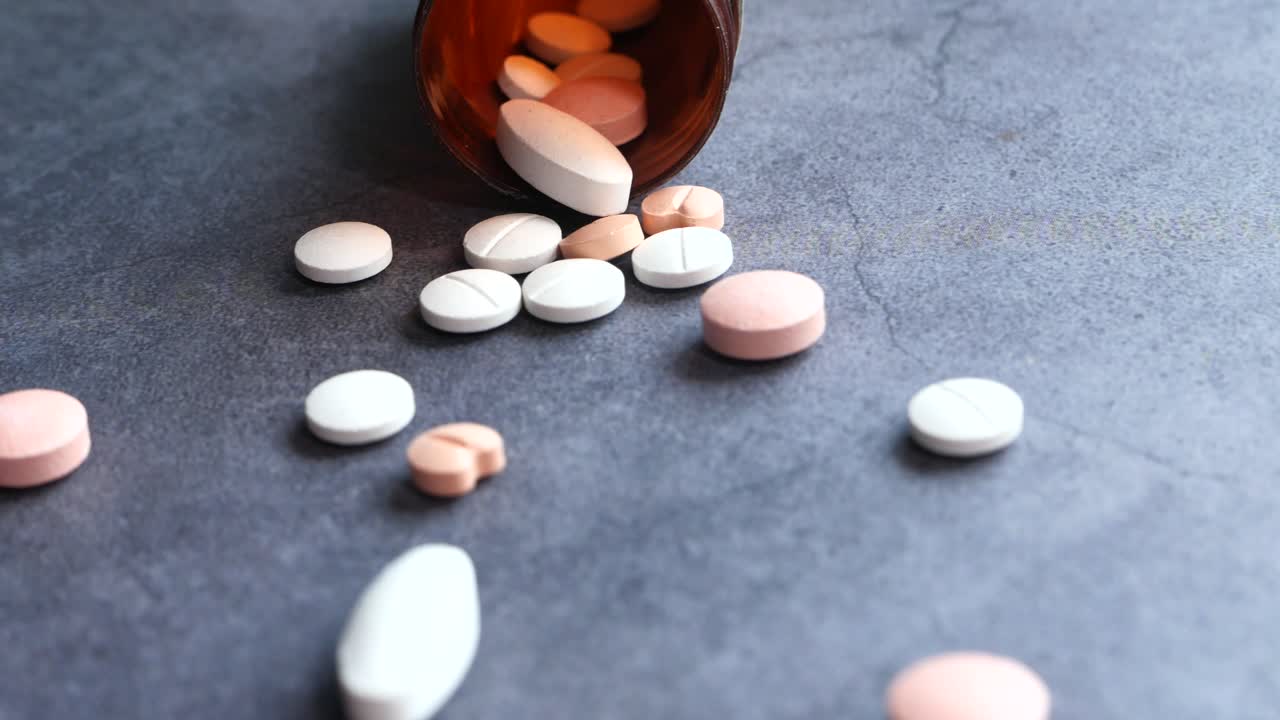 표면에 어져있는 알약