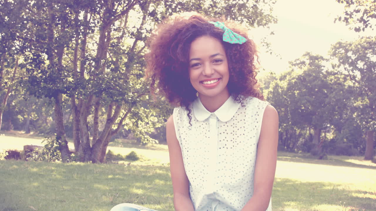 en formato de alta calidad bonita hipster sonriendo a la cámara