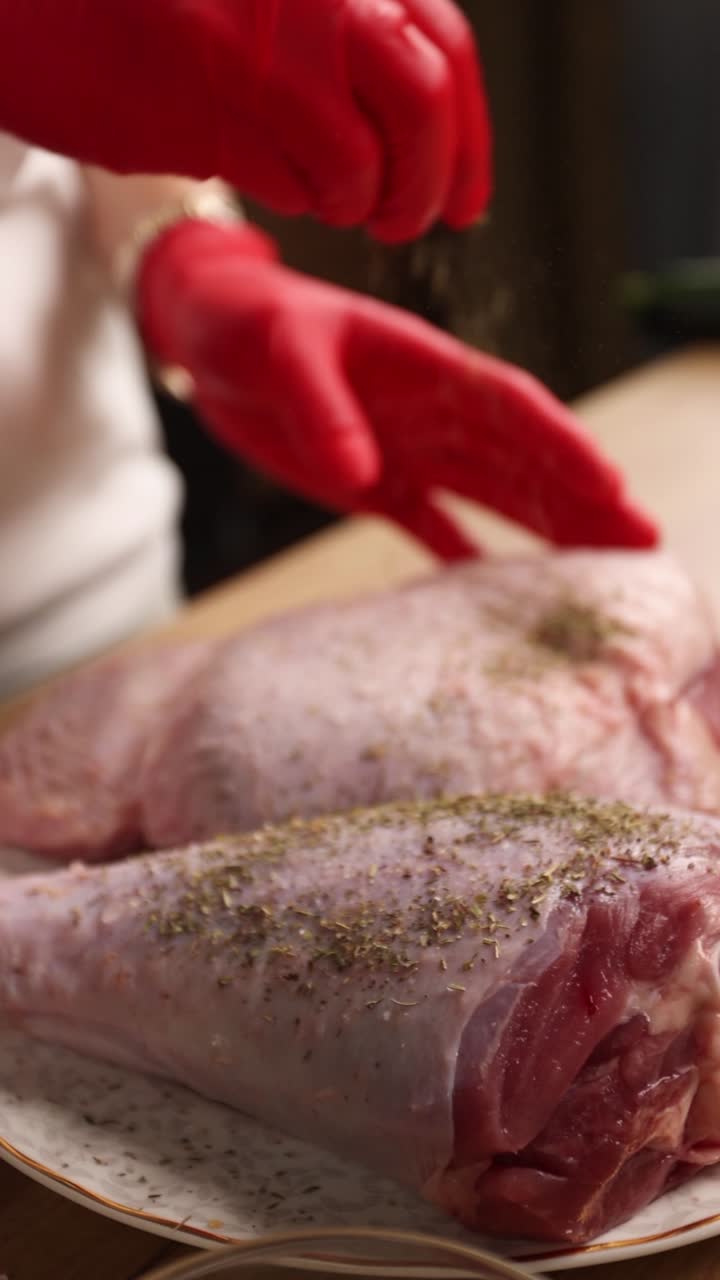 la preparación de una pierna de pavo cruda