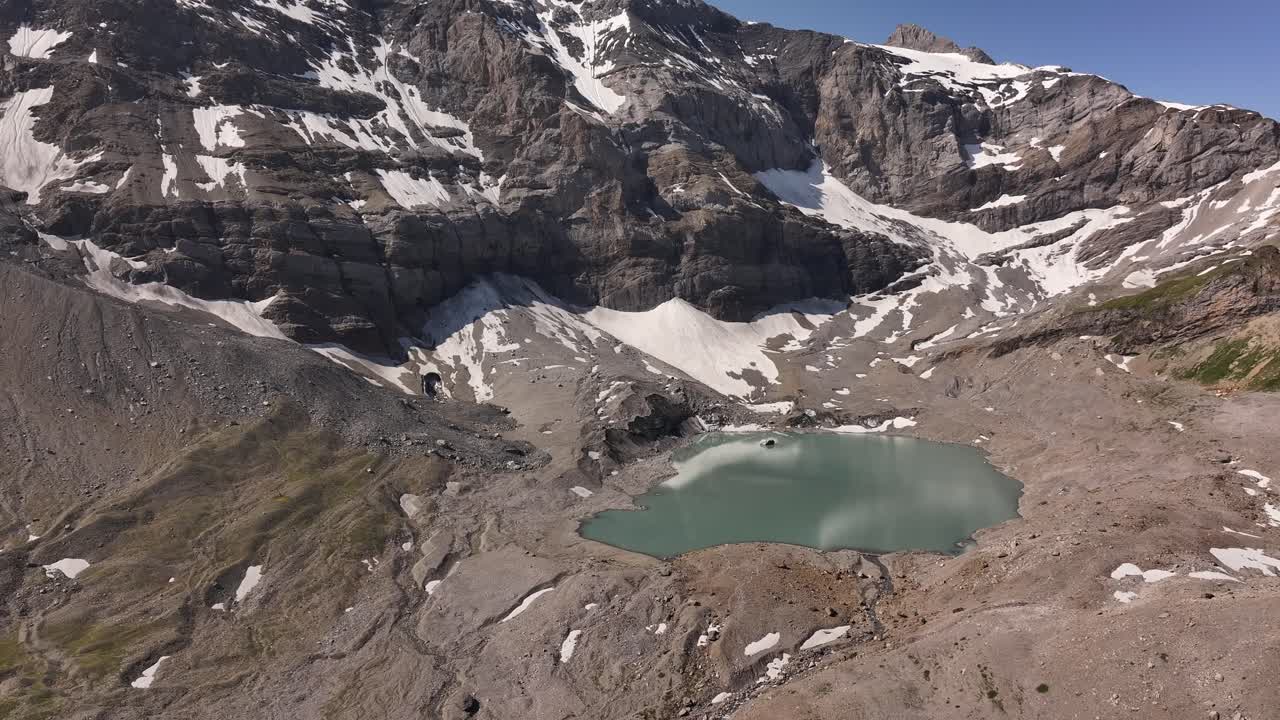 vista aérea del lago glaciar en Fisetenpass Urnerboden Klausenpass Suiza