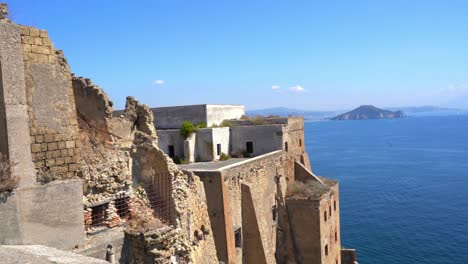 Antiguas-Construcciones-De-La-Isla-De-Procida---Terra-Murata-Con-El-Mar-Azul-Al-Fondo