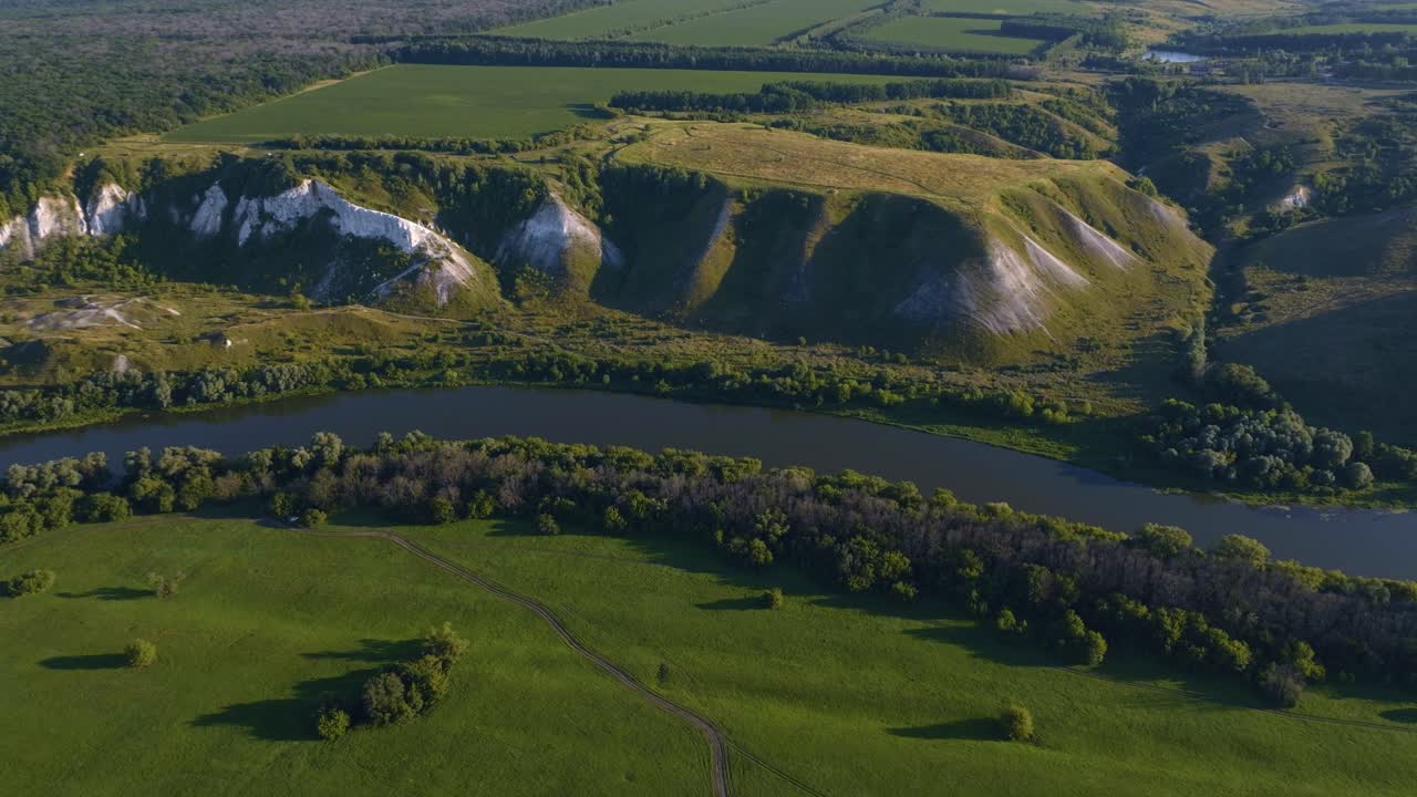 воздушный вид речной долины с холмами, лесами и сельскохозяйственными угодьями