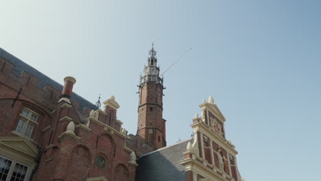 Iglesia-Histórica-Grote-O-Sint-bavokerk-En-Haarlem,-Países-Bajos,-Iluminada-Por-La-Luz-Del-Sol-De-Cerca