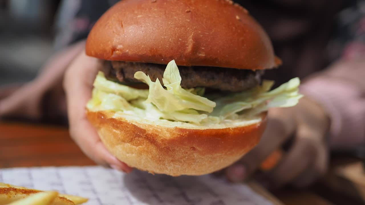 un primer plano de una deliciosa hamburguesa.