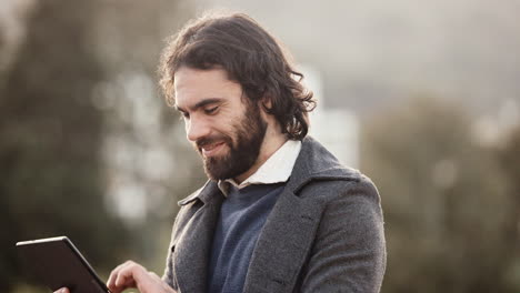 hombre feliz y emocionado desplazándose en línea