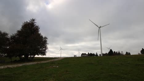 timelapse de un parque eólico durante un día nublado