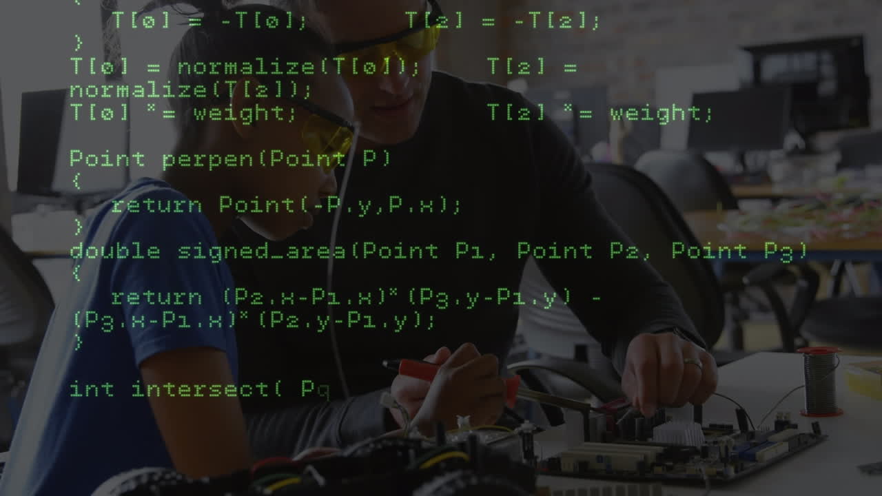 animación del procesamiento de datos sobre diversos ingenieros y ingenieras que trabajan juntos en la fábrica