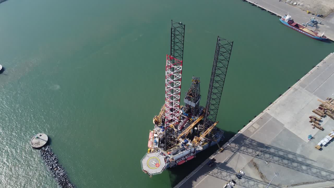 plataforma de la plataforma petrolera del mar del norte en great yarmouth, norfolk, reino unido, punto de vista aéreo de imágenes 4k