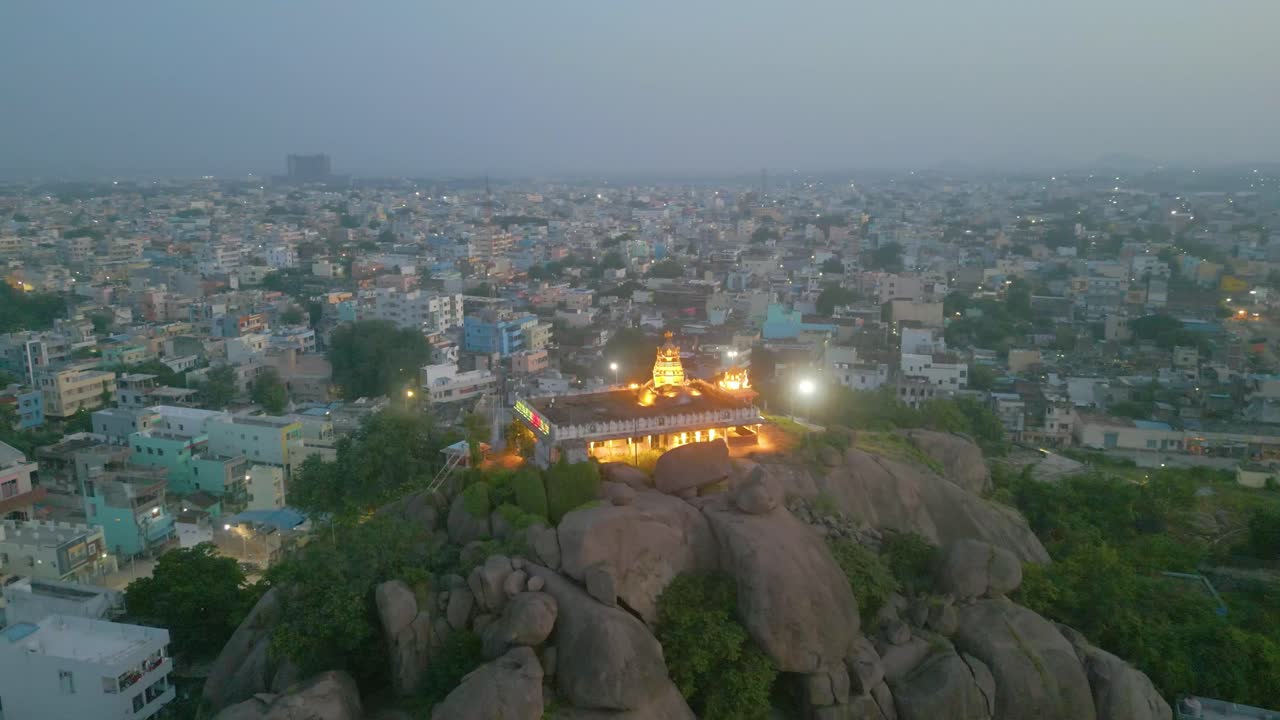 estación de tren de warangal y templo de govinda rajula gutta vista aérea de la india