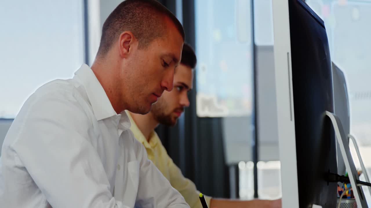 ejecutivos de negocios que trabajan con computadoras