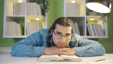 es un estudiante guapo y gracioso.