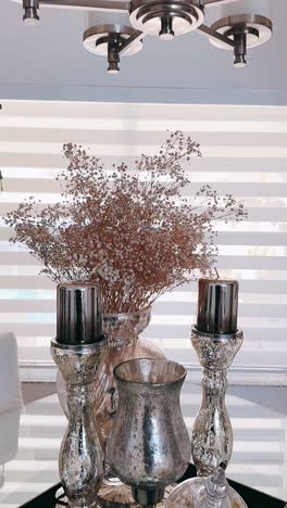 decoração da sala de jantar com flores secas e velas