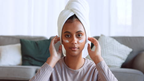 Hautpflege,-Gesichtscreme-Und-Frau-Zu-Hause-Anwenden