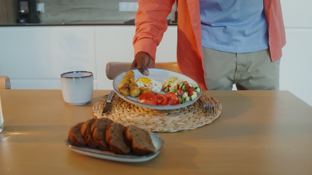 hombre comiendo desayuno y mirando el teléfono