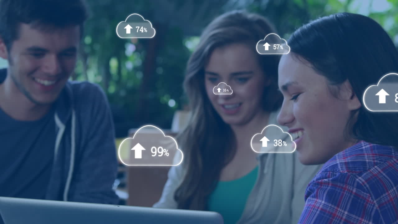 animación de iconos de nube con un número creciente de estudiantes universitarios diversos discutiendo en la oficina.