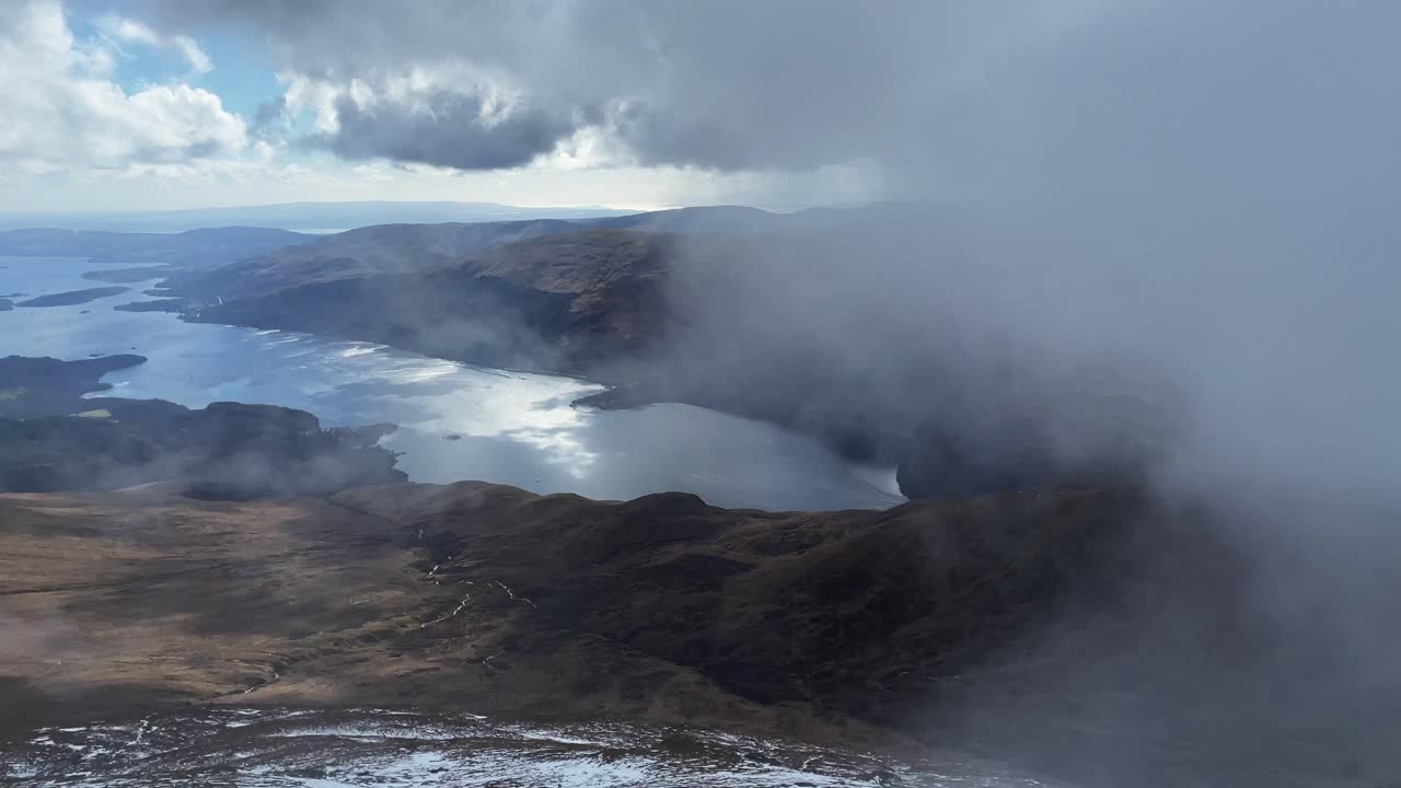 트로사크 산맥의 벤 로몬드 몬로 (ben lomond munro) 에서 눈이 내린 로몬드 호수 (loch lomond) 의 닝