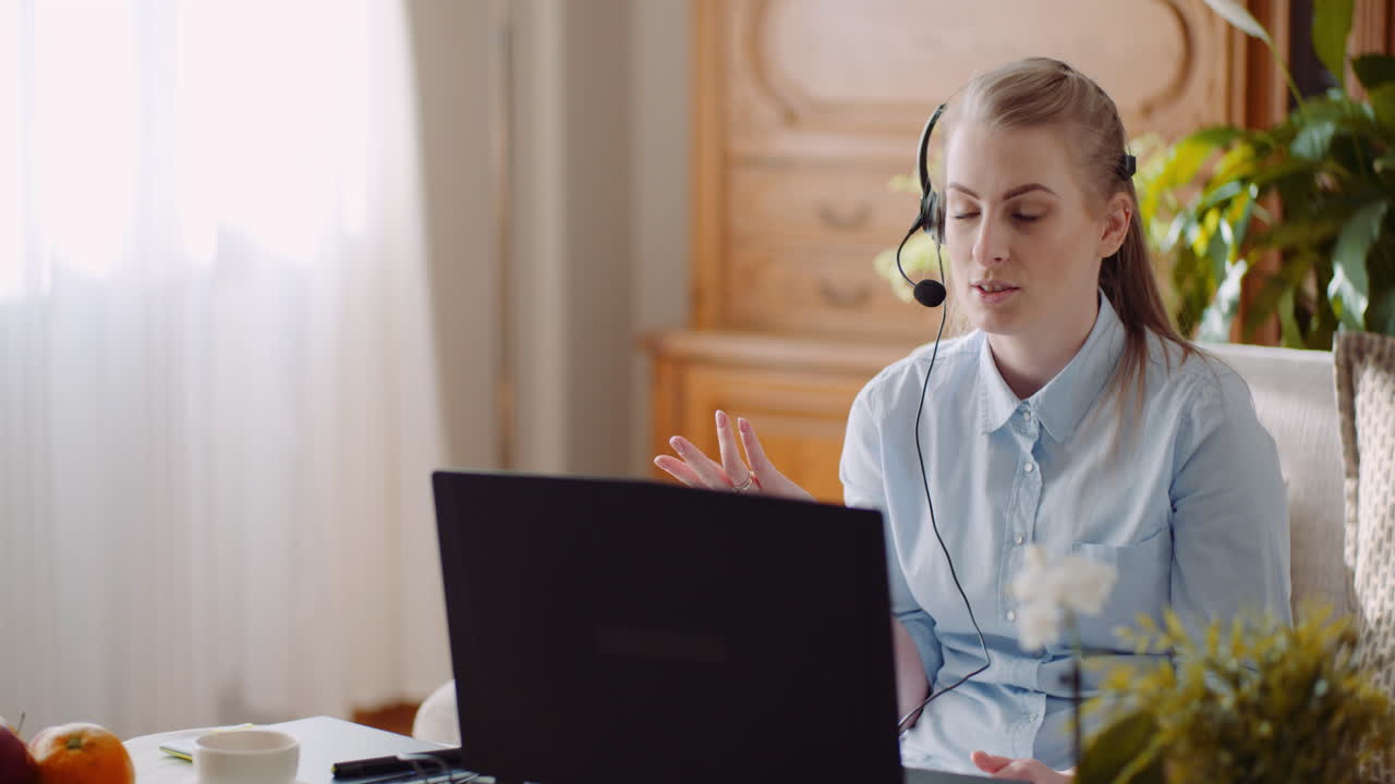 representante de ventas en auriculares hablando con el cliente y haciendo una llamada de videoconferencia en la computadora portátil 5