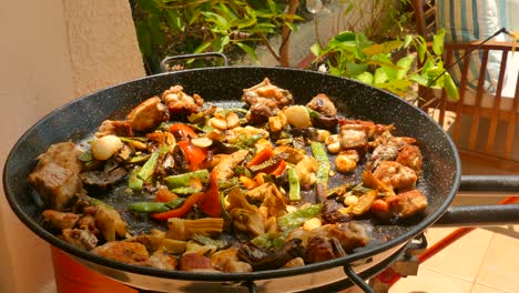 cocinar y hacer la paella tradicional española con pollo y verduras - de cerca