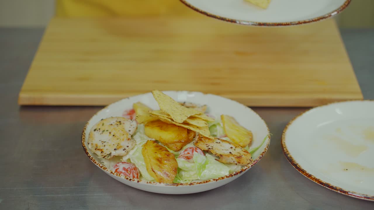 셰프가 카이사르 러드를 준비하고 있습니다.