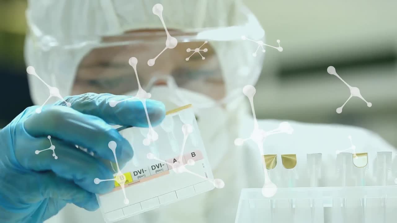 분자의 애니메이션과 데이터 처리가 실험 튜브를 가진 여성 백인 과학자