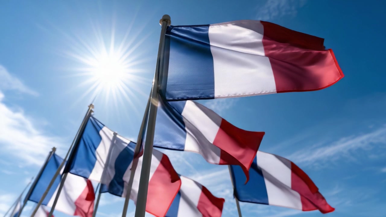 Livlige franske flag vajende i skarpt sollys: Et imponerende udtryk for national stolthed mod en smuk himmel