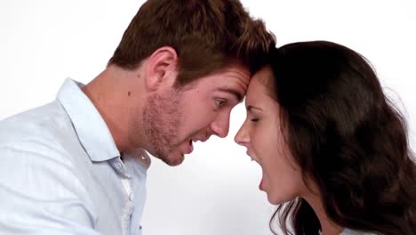 pareja gritándose el uno al otro