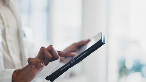 Closeup,-hands-and-doctor-with-a-tablet