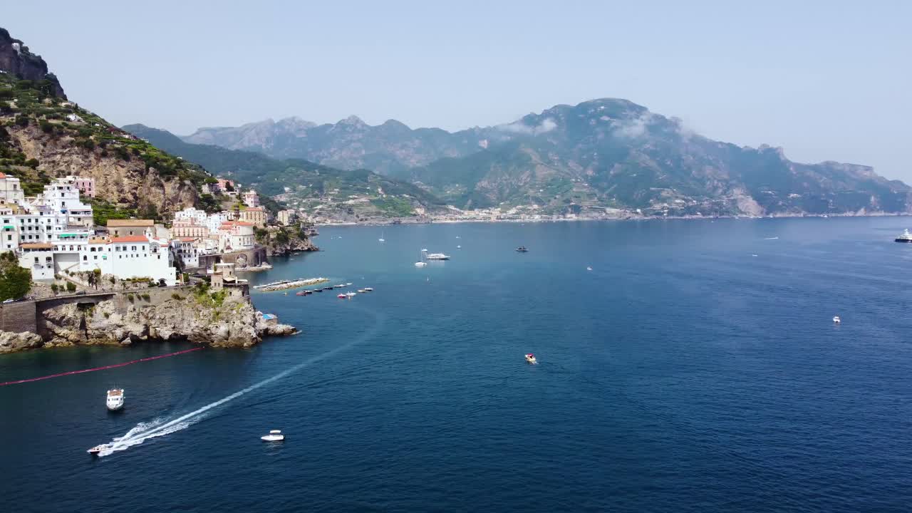 imágenes panorámicas de drones aéreos de la playa marina grande, ayuntamiento, sant'andrea duomo en la costa de amalfi, campania, italia