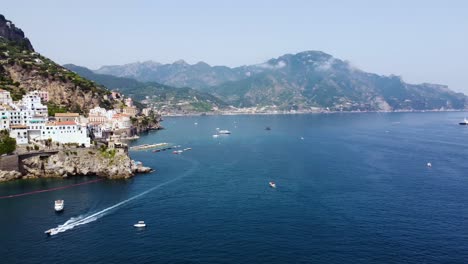 Imágenes-Panorámicas-De-Drones-Aéreos-De-La-Playa-Marina-Grande,-Ayuntamiento,-Sant&#39;andrea-Duomo-En-La-Costa-De-Amalfi,-Campania,-Italia