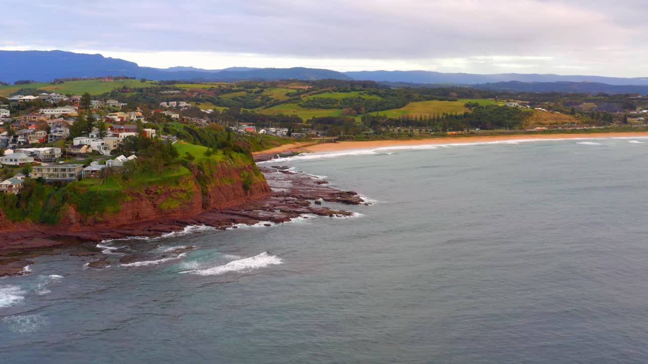 bombo, new south wales, australia의 봄보 해변이있는 꿩 지점의 파노라마