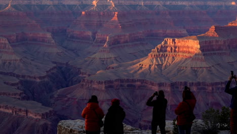 grand canyon sunrise view with tourists