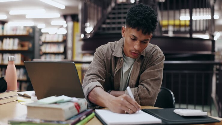 Studerende studerer på et bibliotek