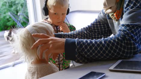 padre e hijos escuchando música en auriculares 4k