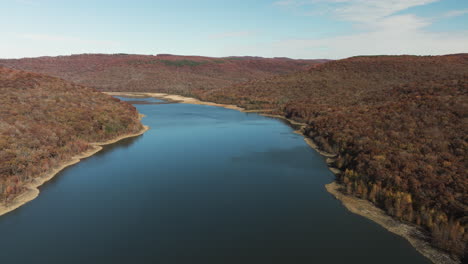 Aerial-View-Over-Lake-Fort-Smith-State-Park-In-Arkansas,-United-States-During-Autumn---Drone-Shot