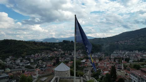 la bandera de bosnia ondeando