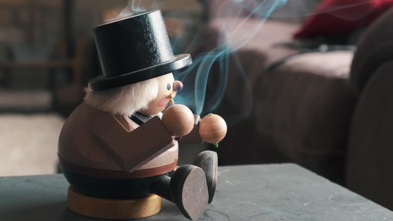 старинный немецкий курительный орехокол с благовониями, вылетающими из трубки