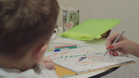 Un-Niño-Y-Su-Madre-Coloreando-Un-Dibujo