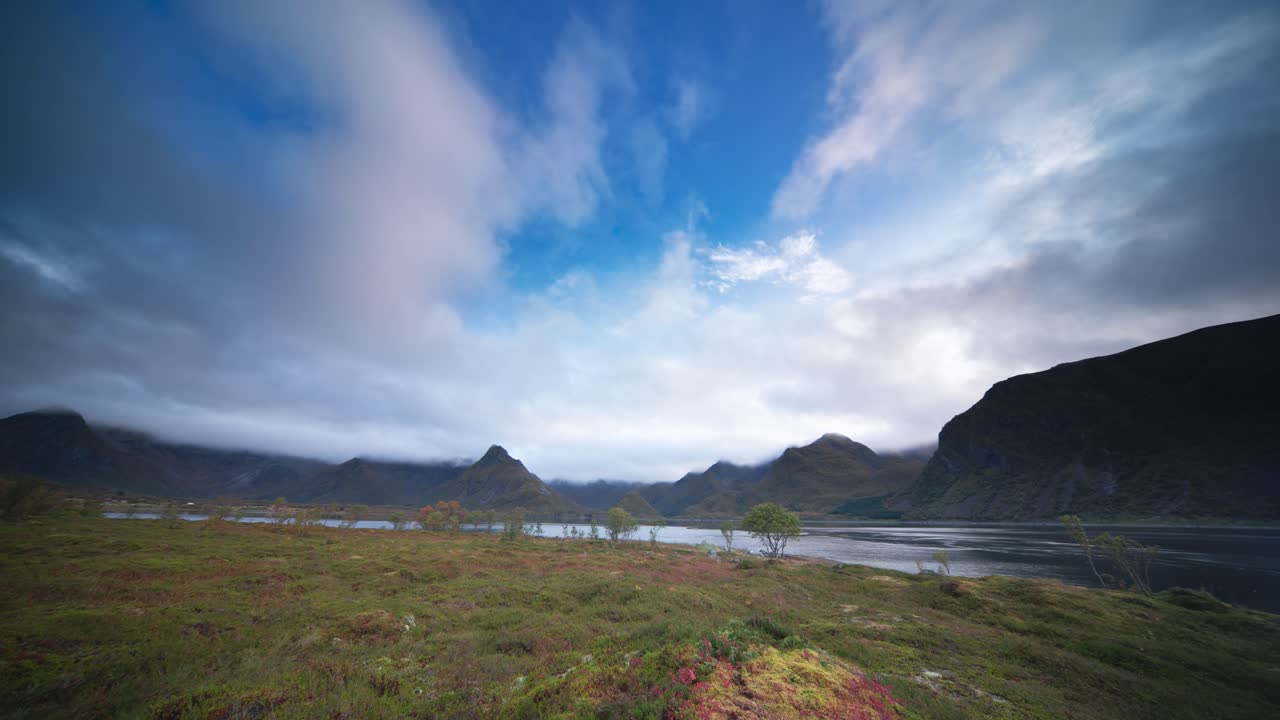 el colorido paisaje de la tundra de otoño