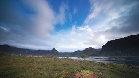 el colorido paisaje de la tundra de otoño
