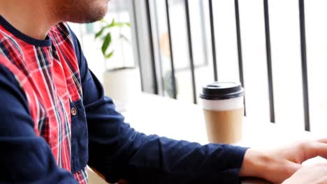 Mann-Benutzt-Laptop-Beim-Kaffeetrinken