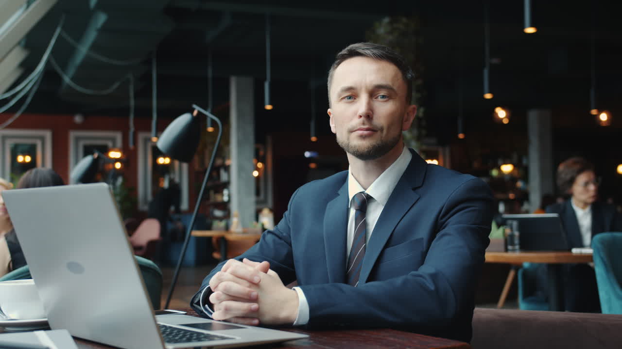 hombre de negocios trabajando en un café