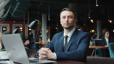бизнесмен, работающий в кафе
