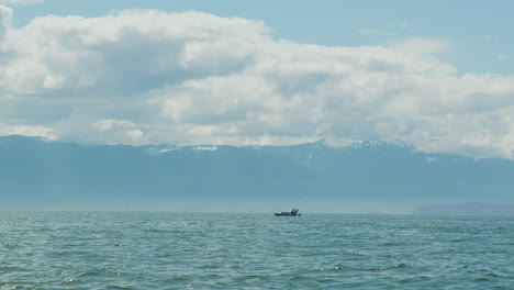 Boat-trip,-mountains-in-background,-Vancouver-Island,-Canada