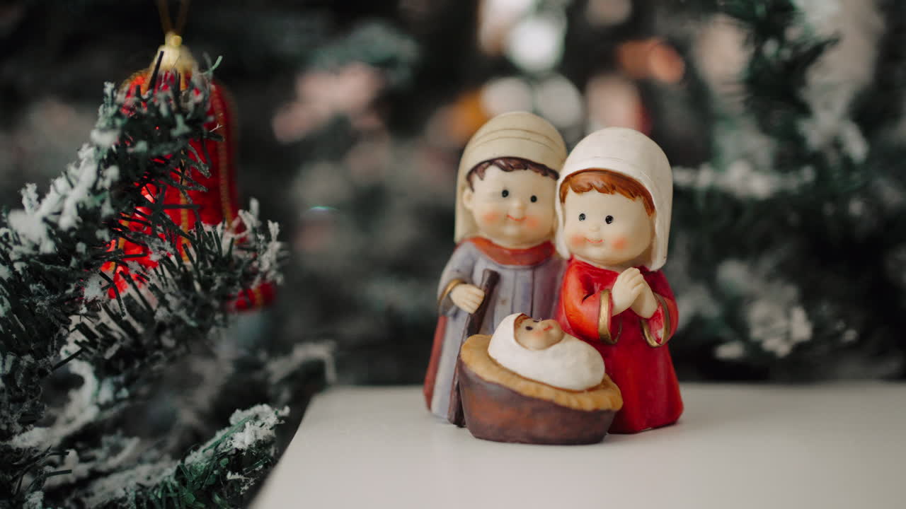 Statuine del presepe natalizio con sfondo festivo