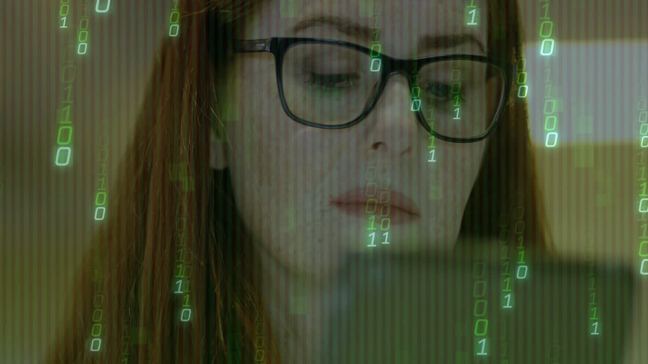 Moden kvinde kigger på tablet og starter grøn binærkode-overlay, der løber nedad for dataanalyse