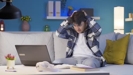 un hombre que tiene un colapso nervioso en casa por la noche.