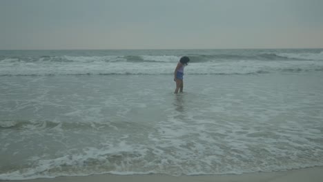 Mujer-Corriendo-Alegremente-Hacia-Las-Olas-Del-Océano-En-La-Playa,-Toma-Diurna