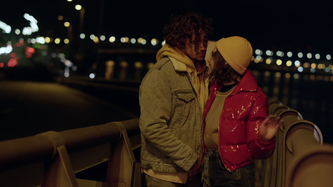 도시 거리를 고 있는 사랑의 커플