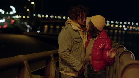 una pareja de amor caminando por la calle de la ciudad.