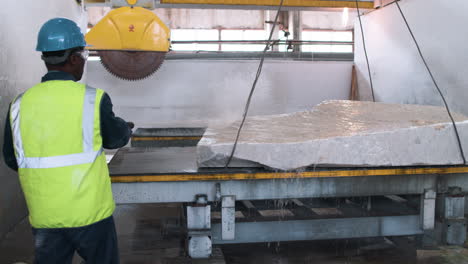 hombre limpiando pieza de mármol